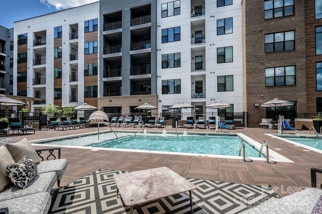 101 W Morehead St, Unit B1 in Charlotte, NC - Building Photo - Building Photo