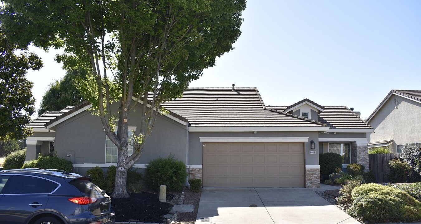 8088 Ryan Taylor Way in Roseville, CA - Building Photo