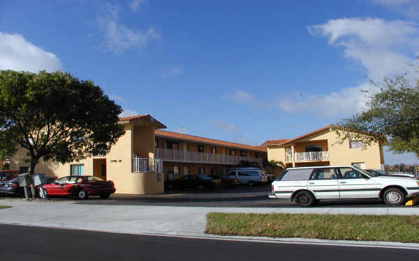 5760-5774 W 26th Ave in Hialeah, FL - Building Photo