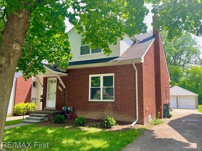 property at 552 Laprairie St