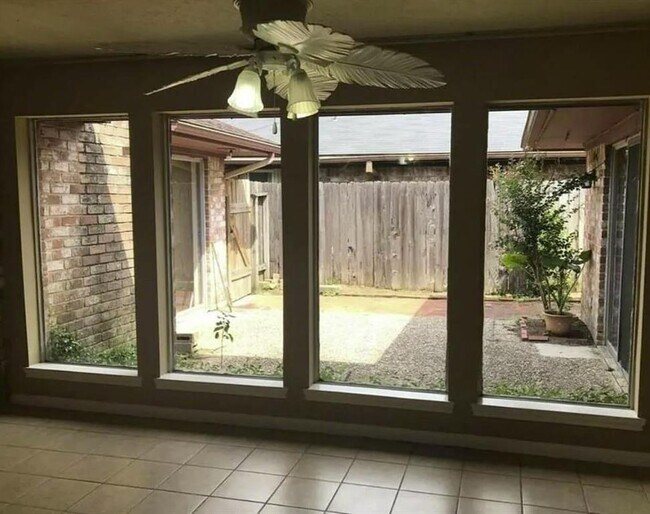 7813 S Gessner Rd in Houston, TX - Foto de edificio - Building Photo