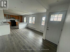 4992 Mcrae St in Niagara Falls, ON - Building Photo - Building Photo