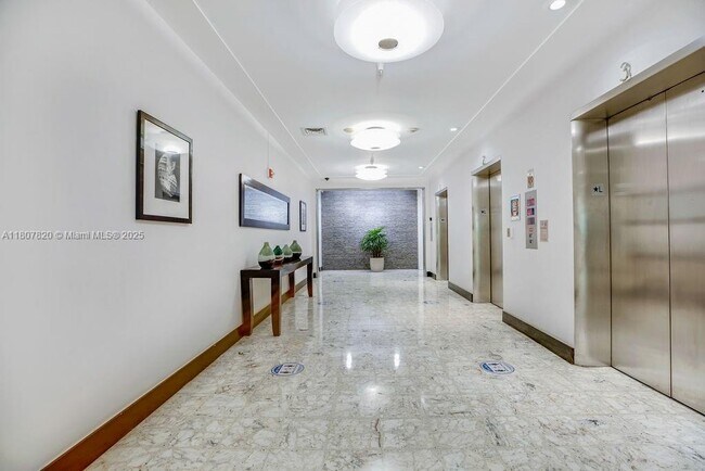 1000 West Ave, Unit 0317 in Miami Beach, FL - Building Photo - Building Photo