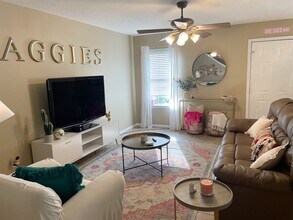 Beautiful 4 Bed, 4.5 Bath Minutes from Cam in College Station, TX - Building Photo - Building Photo