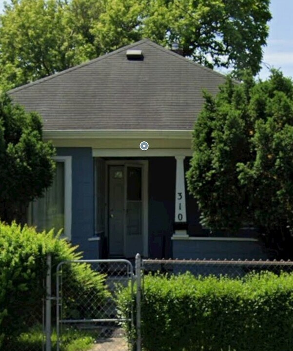 310 E Moore St in Flint, MI - Building Photo
