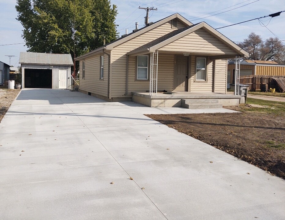 106 W B St in Ellinwood, KS - Building Photo