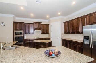 5011 Wheaton Park Dr in Sugar Land, TX - Foto de edificio - Building Photo