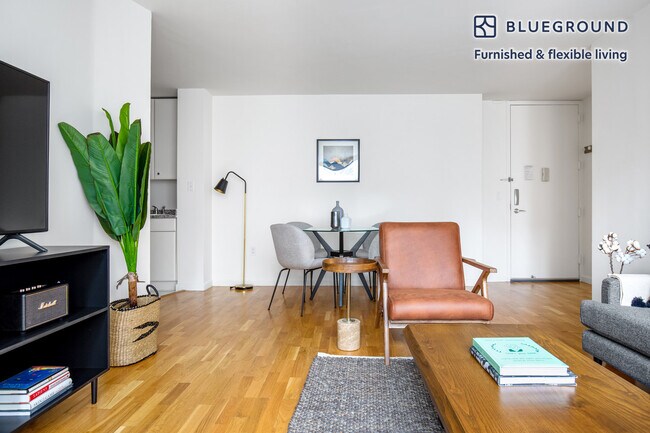 1 Union Square South in New York, NY - Building Photo - Building Photo
