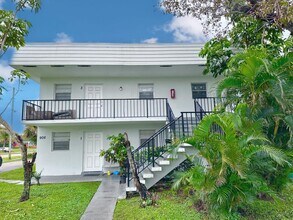 906 Foresteria Dr, Unit 3 in West Palm Beach, FL - Building Photo - Building Photo