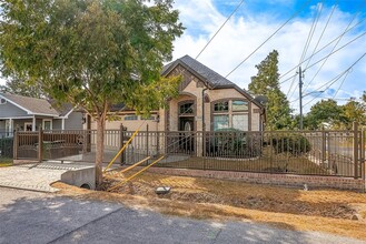 7300 Denison St in Houston, TX - Foto de edificio - Building Photo