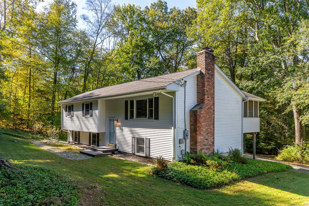 254 Candlewood Lake Rd N in New Milford, CT - Building Photo
