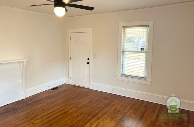 25 W Main St in Greenville, SC - Foto de edificio - Building Photo