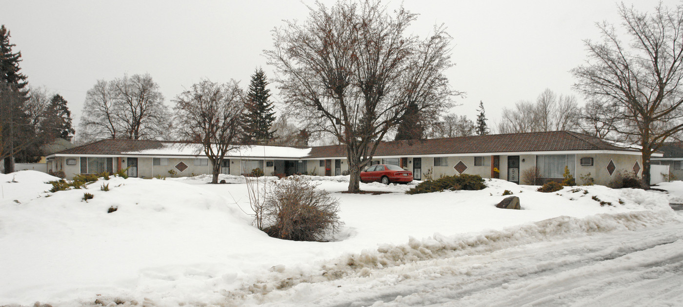 12107 E 4th Ave in Spokane, WA - Foto de edificio