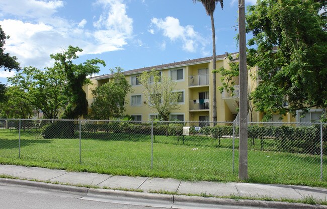 1020 NW 7th Ave in Miami, FL - Foto de edificio - Building Photo