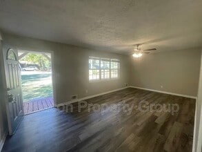 15 Lynn Cir in Newnan, GA - Foto de edificio - Building Photo