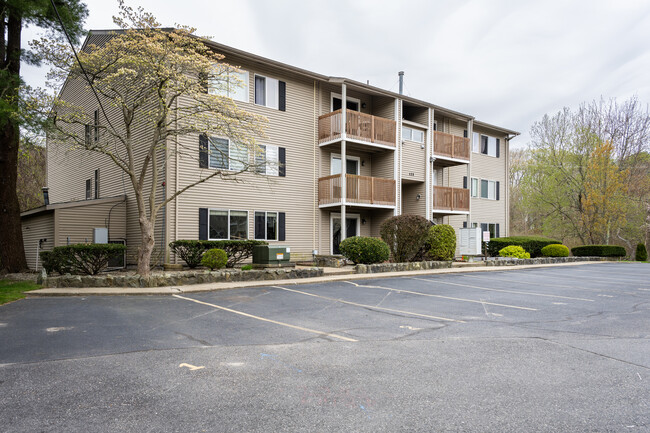 Riverview Terrace in Cranston, RI - Foto de edificio - Building Photo