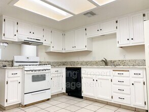 940 W Graaf Ave in Ridgecrest, CA - Foto de edificio - Building Photo