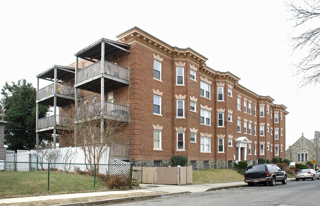 Elizabethan Apartments in Baltimore, MD - Building Photo