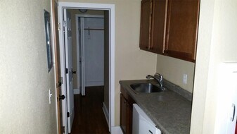 932 E College St in Iowa City, IA - Building Photo