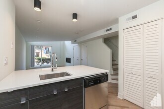 941 W Grace St, Unit D202 in Chicago, IL - Building Photo - Building Photo