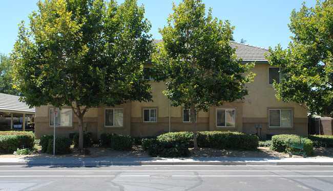 Brentwood Park Apartments in Brentwood, CA - Building Photo - Building Photo