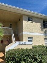 1560 SE Royal Green Cir in Port St. Lucie, FL - Building Photo