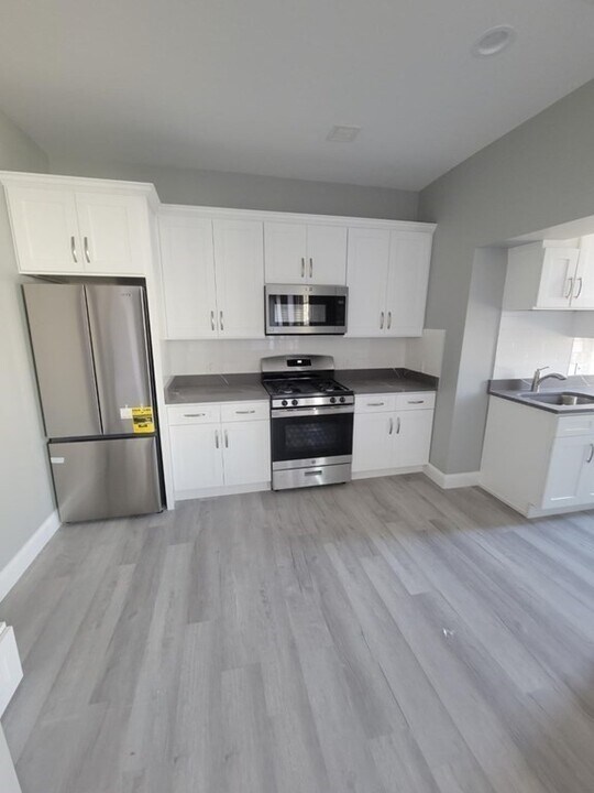 82 Broad St in Weymouth, MA - Building Photo