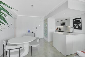 1000 West Ave, Unit 1210 in Miami Beach, FL - Building Photo - Building Photo