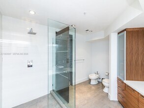 888 Brickell Key Dr in Miami, FL - Foto de edificio - Building Photo