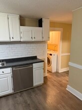 122 Clark St, Unit 1 st floor Alartment in New Britain, CT - Foto de edificio - Building Photo