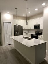 9890 Red Eagle Dr in Orlando, FL - Building Photo - Building Photo