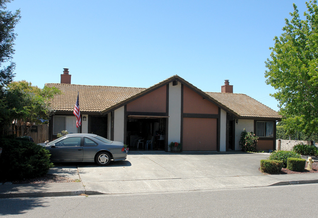 100 Bond Ave in Petaluma, CA - Foto de edificio