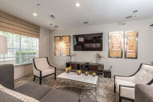 5800 Woodway Dr in Houston, TX - Building Photo