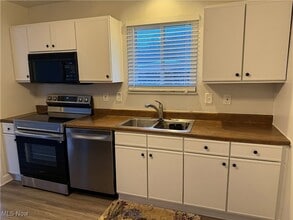 193 Surrey Ln in Canfield, OH - Building Photo - Building Photo