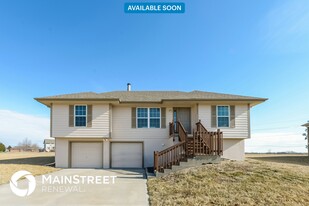 1204 Viola St in Smithville, MO - Building Photo