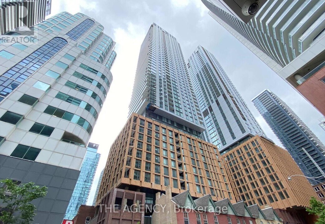 8-4608 Widmer St in Toronto, ON - Building Photo