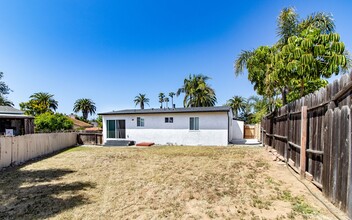 1303 Moreno Way in Oceanside, CA - Foto de edificio - Building Photo