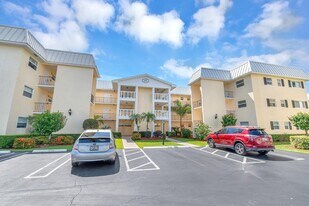 17 Colonial Club Dr in Boynton Beach, FL - Building Photo