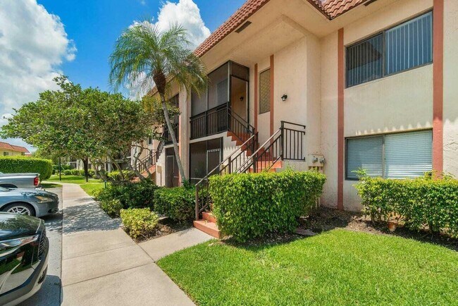 341 Lakeview Dr in Weston, FL - Building Photo - Building Photo