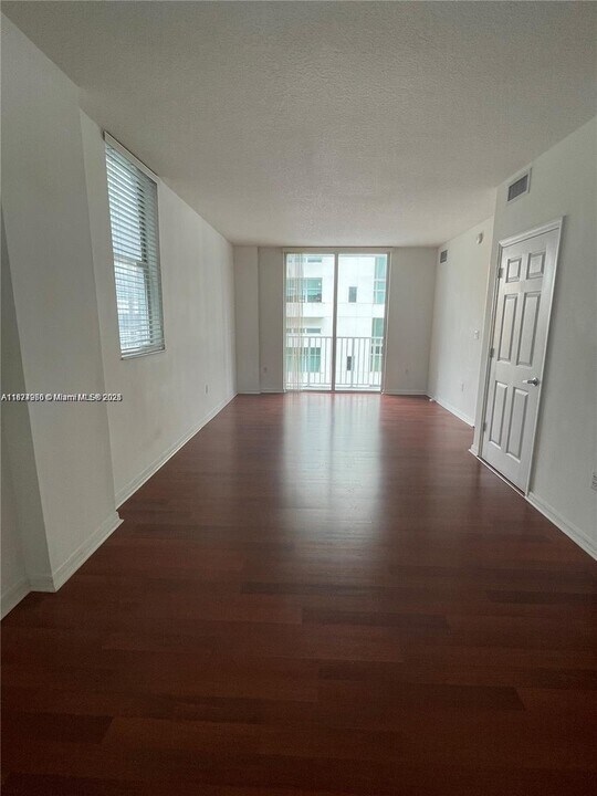 115 SW 11th St, Unit 605 in Miami, FL - Building Photo