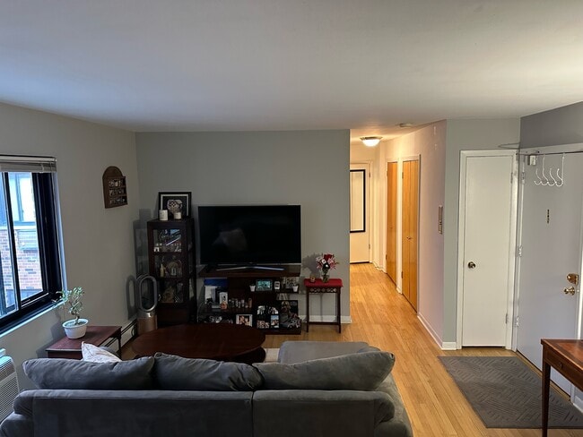 2336 N Commonwealth Ave, Unit 303 in Chicago, IL - Foto de edificio - Building Photo