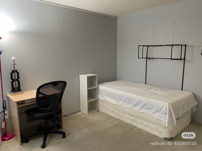 4540 8th Ave NE, Unit 502 in Seattle, WA - Foto de edificio - Building Photo