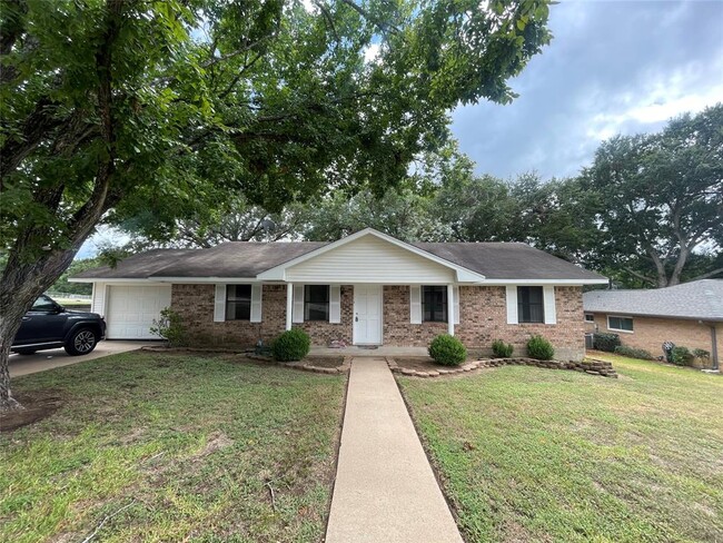 1004 Niebuhr St in Brenham, TX - Foto de edificio - Building Photo