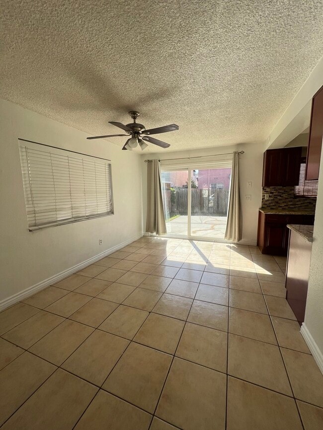 320 E Home St in Long Beach, CA - Building Photo - Building Photo