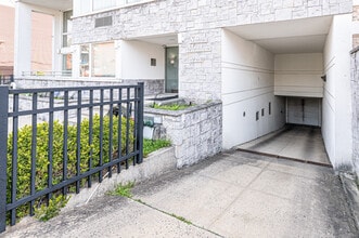 Sutton Meadows in Fresh Meadows, NY - Foto de edificio - Building Photo