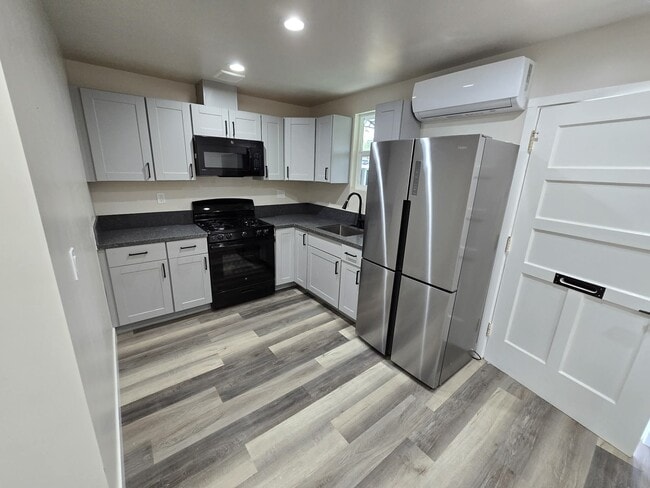 2222 W Dunlop St in San Diego, CA - Foto de edificio - Building Photo