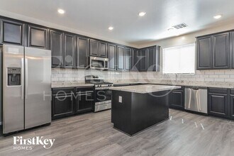 7405 Osteville Bay Ct in Las Vegas, NV - Foto de edificio - Building Photo