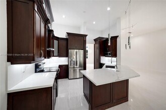 2527 Jardin Dr in Weston, FL - Building Photo - Building Photo