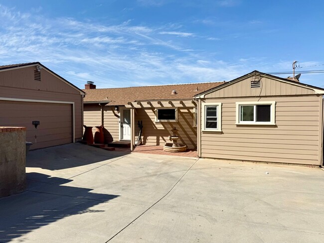 2332 Alta Vista Dr in Vista, CA - Building Photo - Building Photo