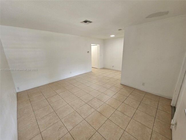2325 Taylor St in Hollywood, FL - Building Photo - Building Photo